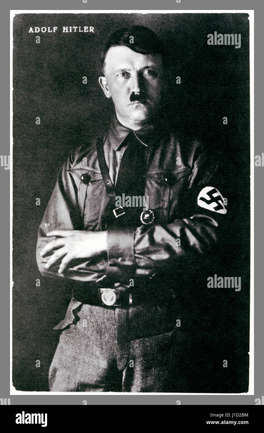 1930 B&W studio photographie portrait pose d'Adolf Hitler en uniforme portant un brassard à croix gammée. Banque D'Images