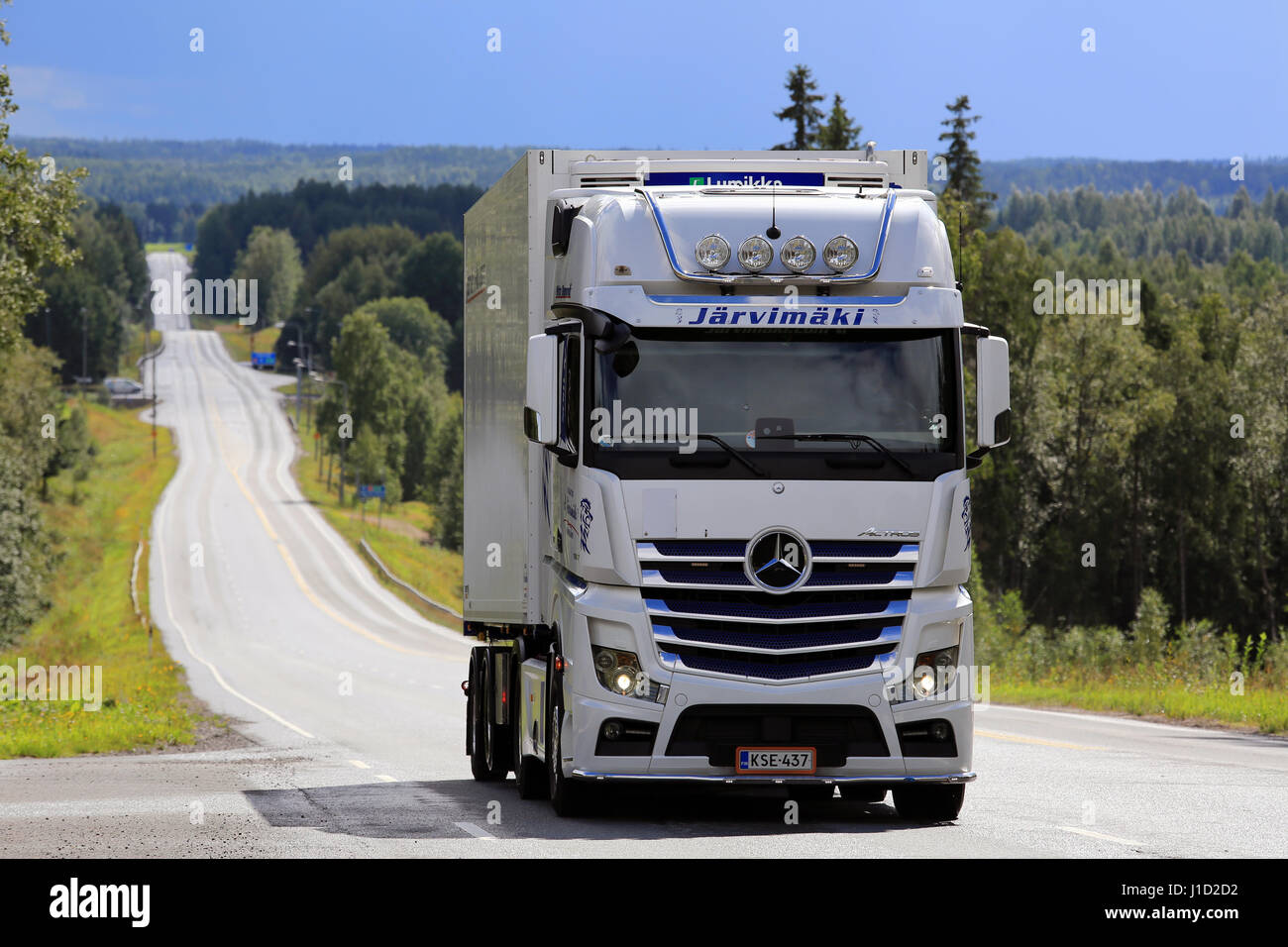 Kokemäki, FINLANDE - le 11 août 2016 : Mercedes-Benz Actros camion de transport réfrigéré de Jarvimaki se déplace en amont sur Scenic Road dans le sud de Fin Banque D'Images