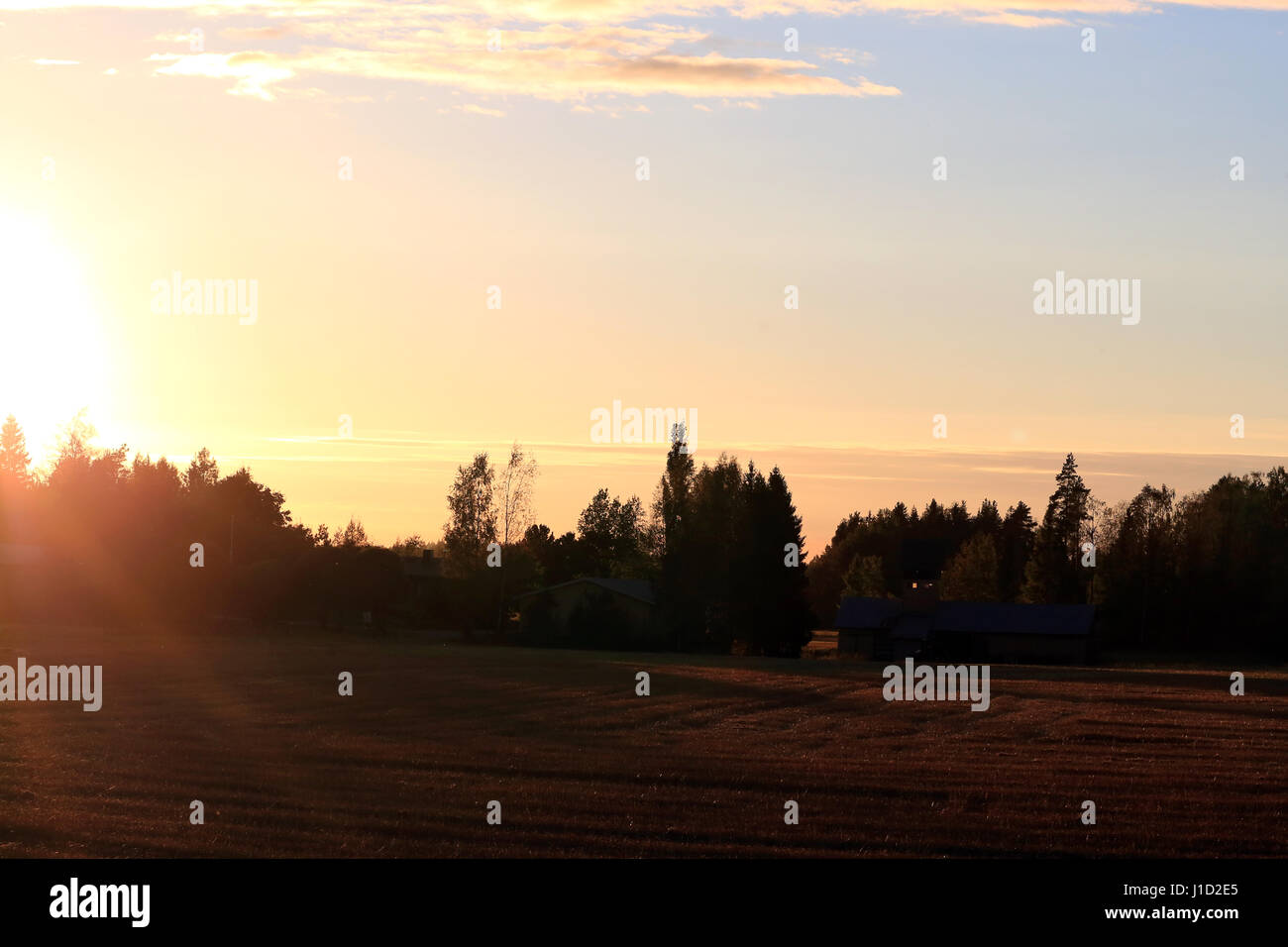 Arrière-plan avec coucher de soleil sur un paysage rural en automne. Banque D'Images
