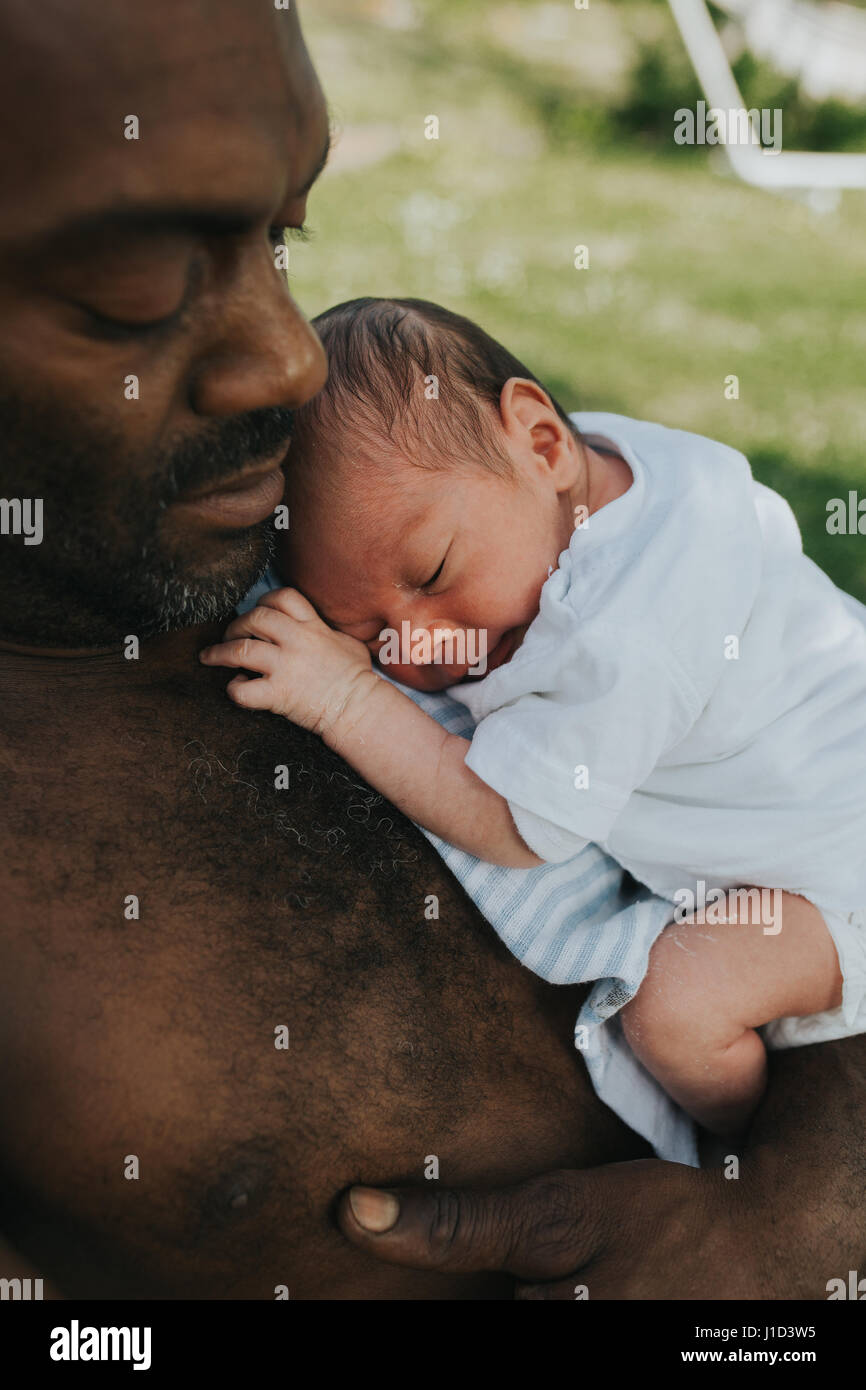 Père avec bébé fils dans ses bras Banque D'Images