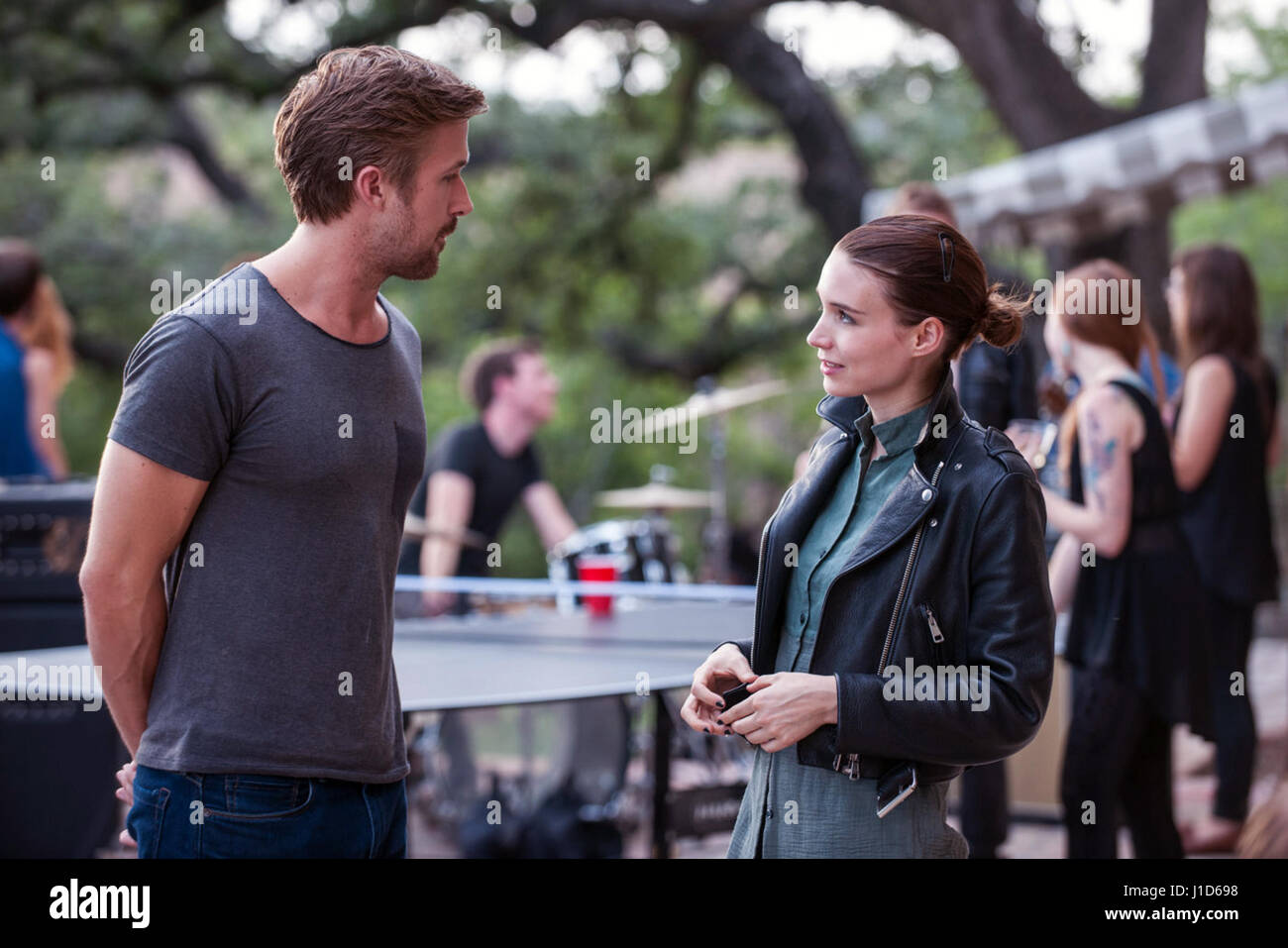Une chanson à l'autre est un drame romantique expérimental américain 2017 film écrit et réalisé par Terrence Malick, avec un ensemble cast dont Ryan Gosling, Rooney Mara, Michael Fassbender et Natalie Portman. Cette photo est pour un usage éditorial uniquement et est l'auteur de la société film et/ou le photographe attribué par le film ou la société de production et ne peut être reproduite que par des publications dans le cadre de la promotion du film ci-dessus. Un crédit obligatoire pour l'entreprise de film est nécessaire. Le photographe devrait également être portés lorsqu'il est connu. Banque D'Images