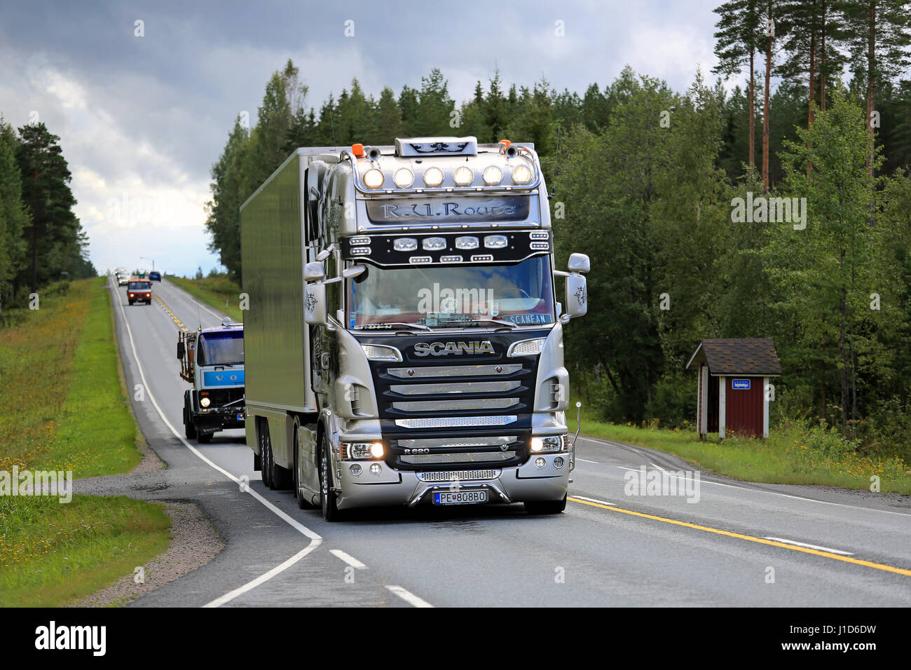 Kokemäki, FINLANDE - le 11 août 2016 : Scania R620 R.U. semi Route nostalgie sur le chemin de l'assemblée annuelle de l'événement du camionnage en 2016 Power Truck Show, Alaharma Banque D'Images