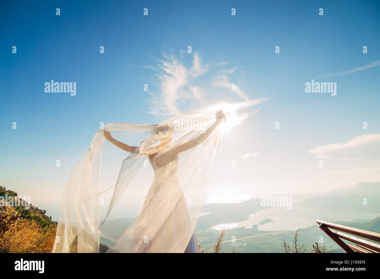 Belle Mariée heureuse à l'extérieur. Voletant de robe de mariage Banque D'Images