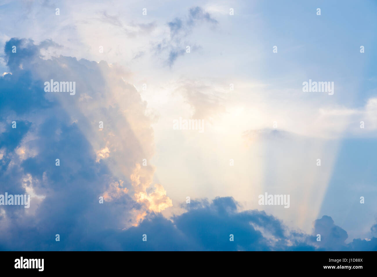 Des faisceaux de lumière du soleil. Rayons de soleil du soir qui brille à travers les nuages, England, UK Banque D'Images