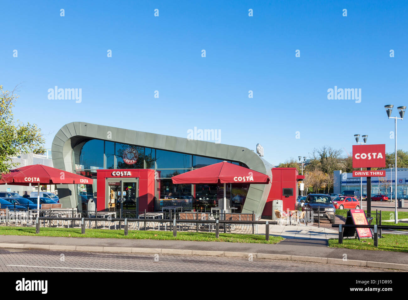 Un café Costa avec drive at Castle Marina Retail Park, Nottingham, England, UK Banque D'Images
