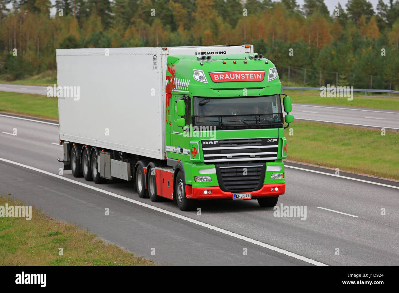 PAIMIO, FINLANDE - le 23 septembre 2016 : Lime Green DAF XF camion frigorifique de Braunstein se déplaçant le long de l'autoroute au sud de la Finlande. Banque D'Images