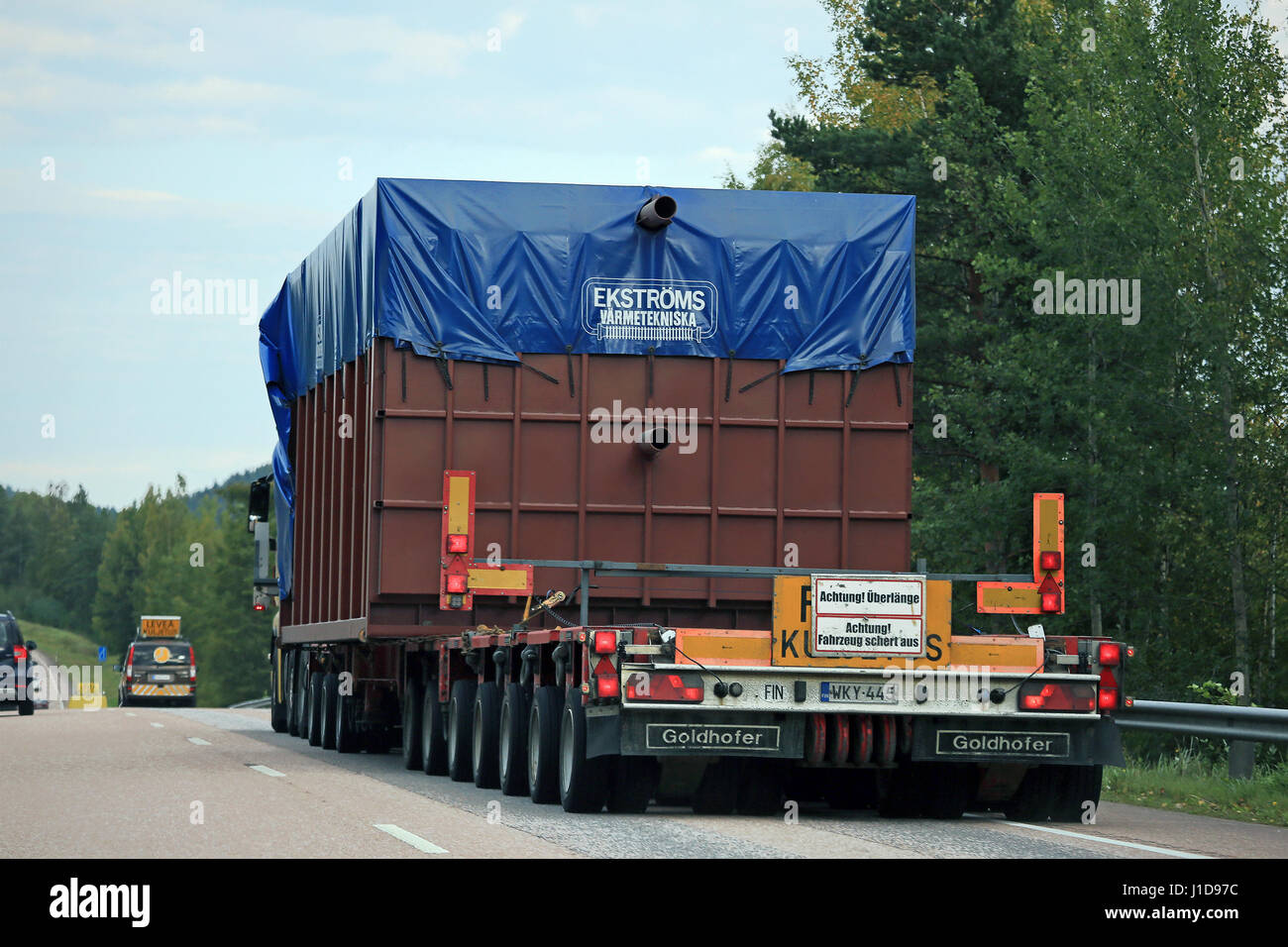 Mikkeli, Finlande - septembre 1, 2016 : camion de transport de charge surdimensionnée avec deux voitures pilotes en tête, vue arrière, vu de la voiture en passant le véhicule Banque D'Images