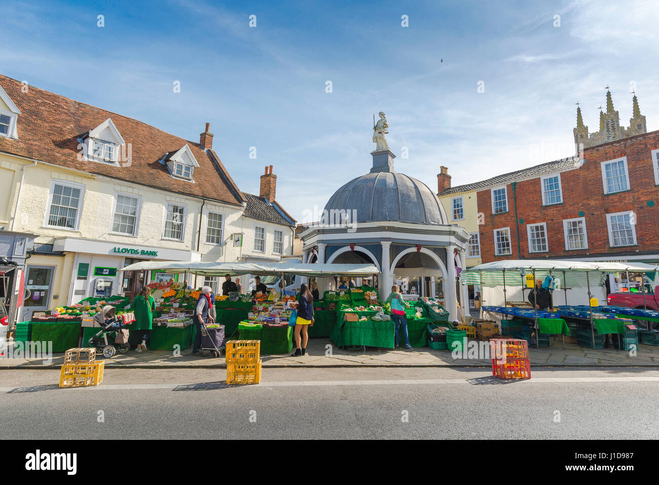 Bungay Suffolk UK, le marché hebdomadaire tenu dans la ville de Suffolk Bungay, avec l'édifice géorgien Buttercross en dôme au centre de la place. Banque D'Images