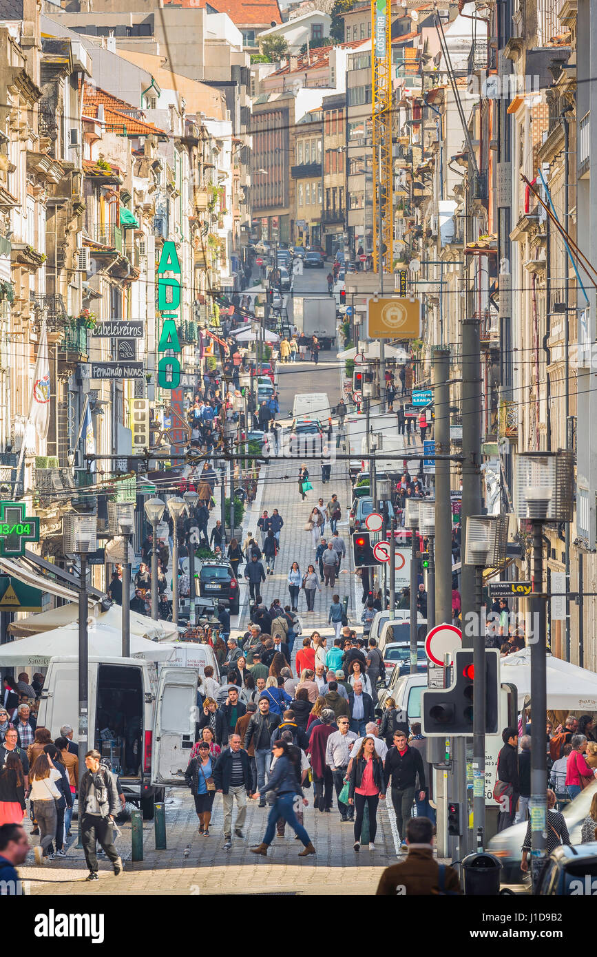 Porto Portugal, vue sur la Rua de Santa Catarina, une rue commerçante animée du centre de Porto (Porto), Portugal. Banque D'Images