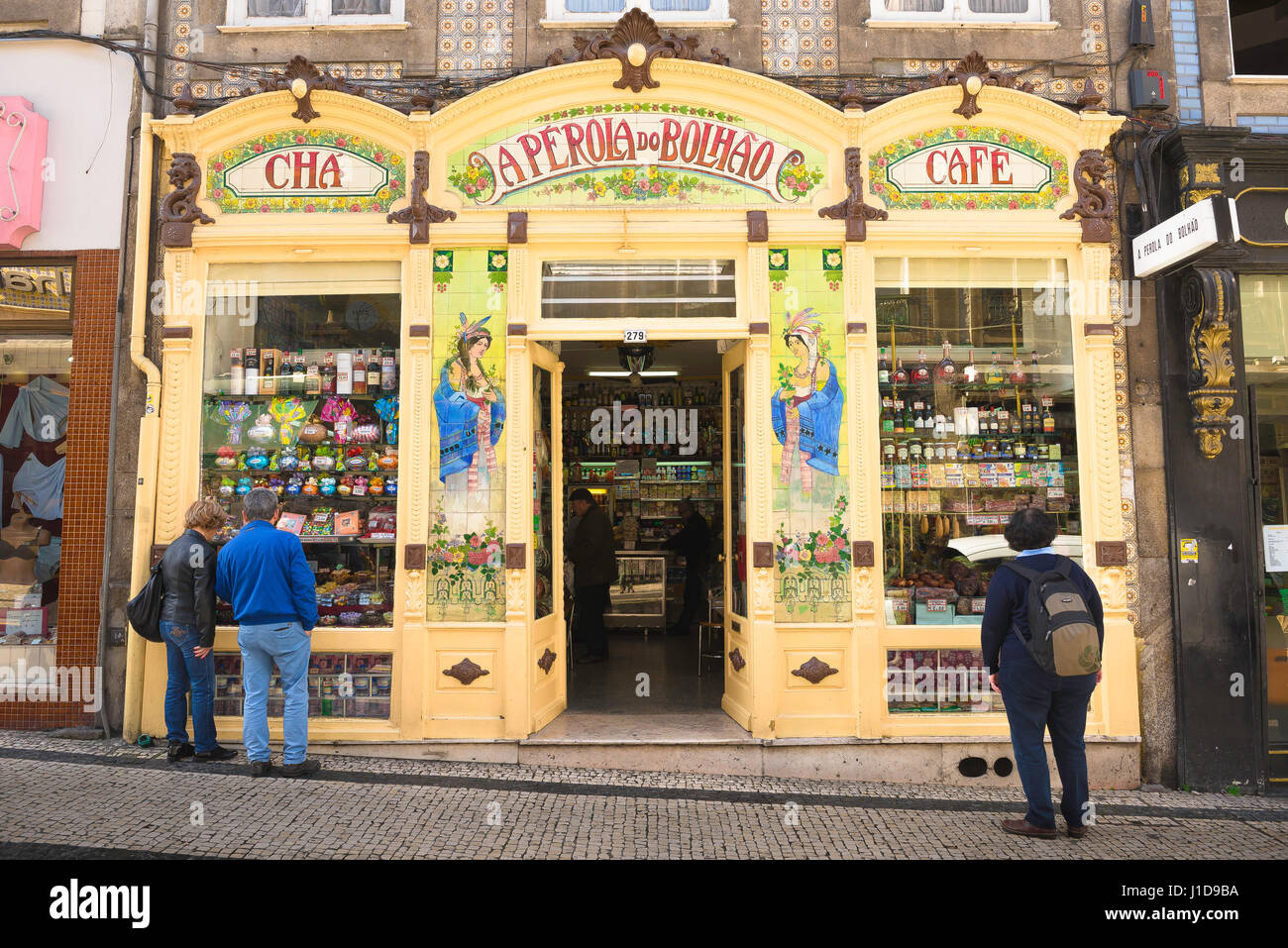 Boutique Porto Portugal, coloré style art nouveau de l'extérieur d'un magasin dans la zone du centre de Bolhao de Porto (Porto). Banque D'Images