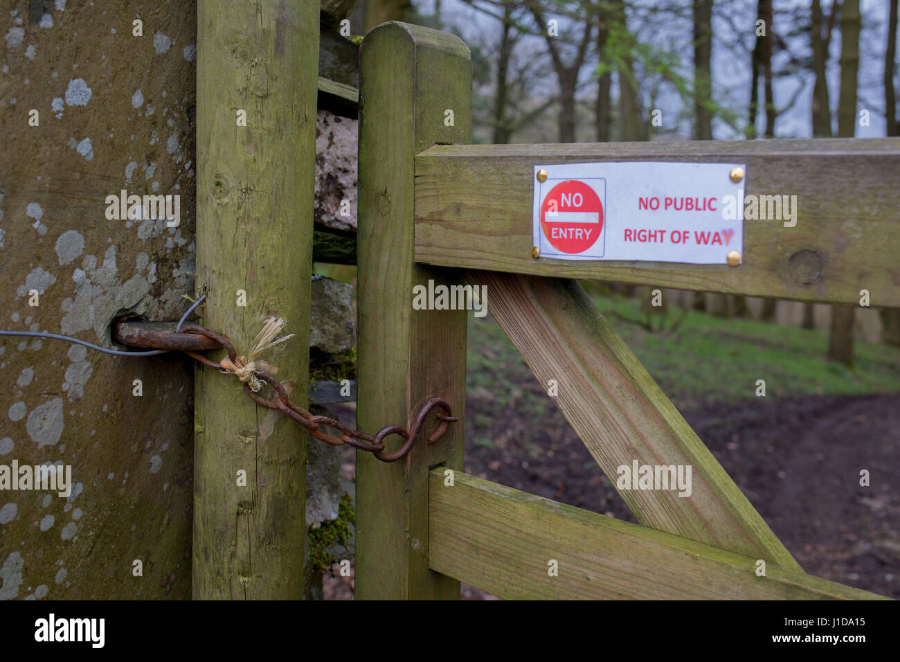Un pas d'entrée, aucun droit de passage panneau d'avertissement sur un farmer's Gate dans le Parc National des Yorkshire Dales, le 13 avril 2017, dans la région de Horton, Ribblesdale Banque D'Images