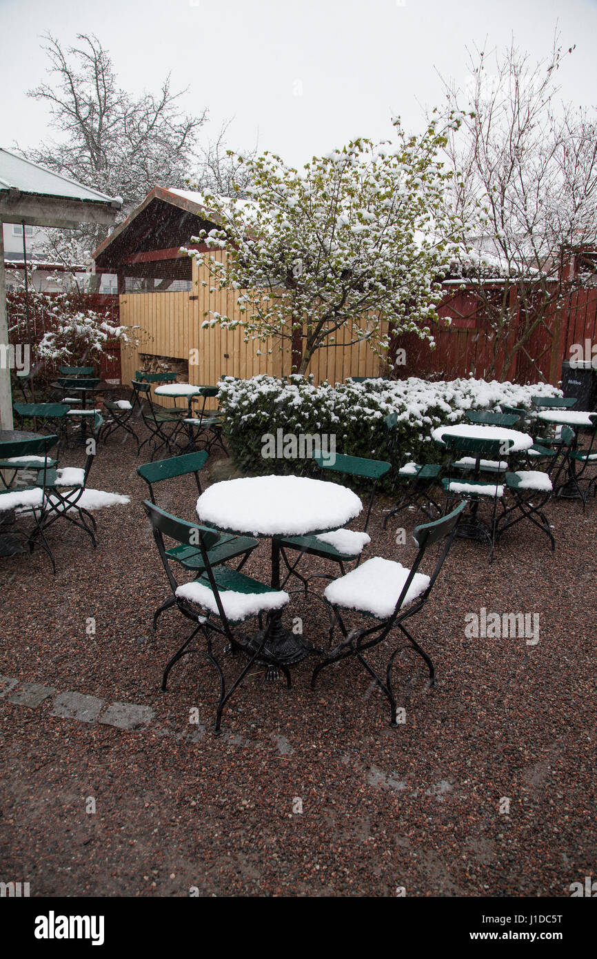 Coin salon extérieur avec table et chaises de neige 2017 Banque D'Images