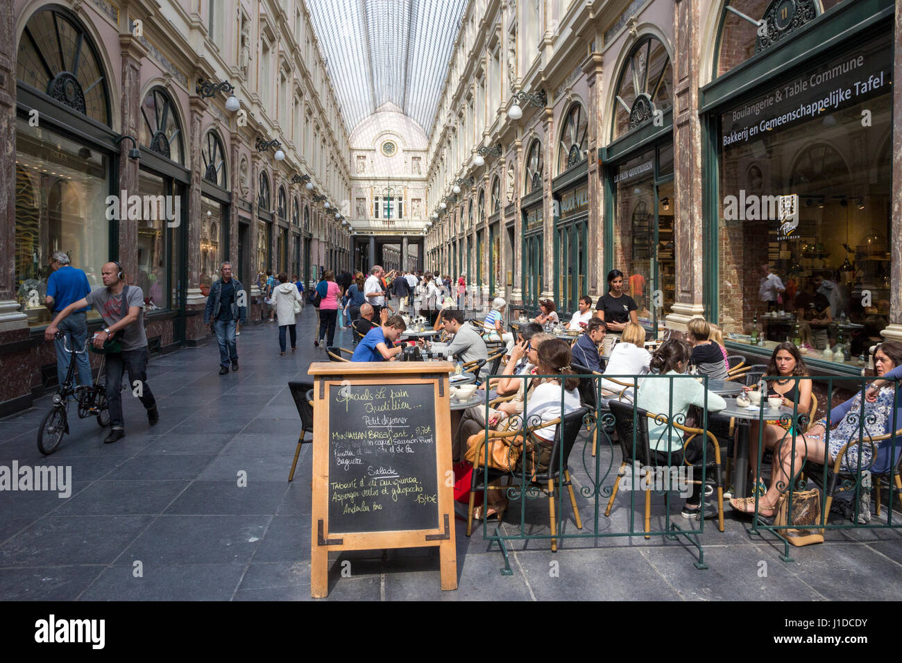 Bruxelles - le 30 juillet 2014 : les gens dans les Galeries Royales Saint-Hubert à Bruxelles. Ouvert en 1847, c'est l'une des plus anciennes galeries commerciales en Eur Banque D'Images