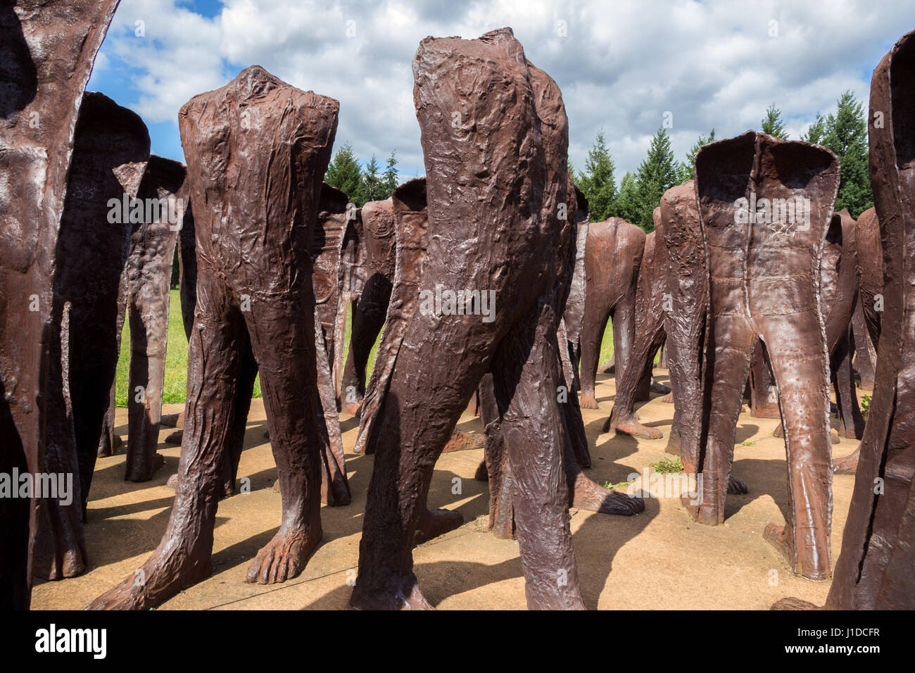 POZNAN, POLOGNE - Aug 20, 2014 : fer à repasser 2 mètre de hauteur des chiffres sans tête marcher sans but à travers le parc de la Citadelle à Poznan. Le monument est appelé Unrecog Banque D'Images