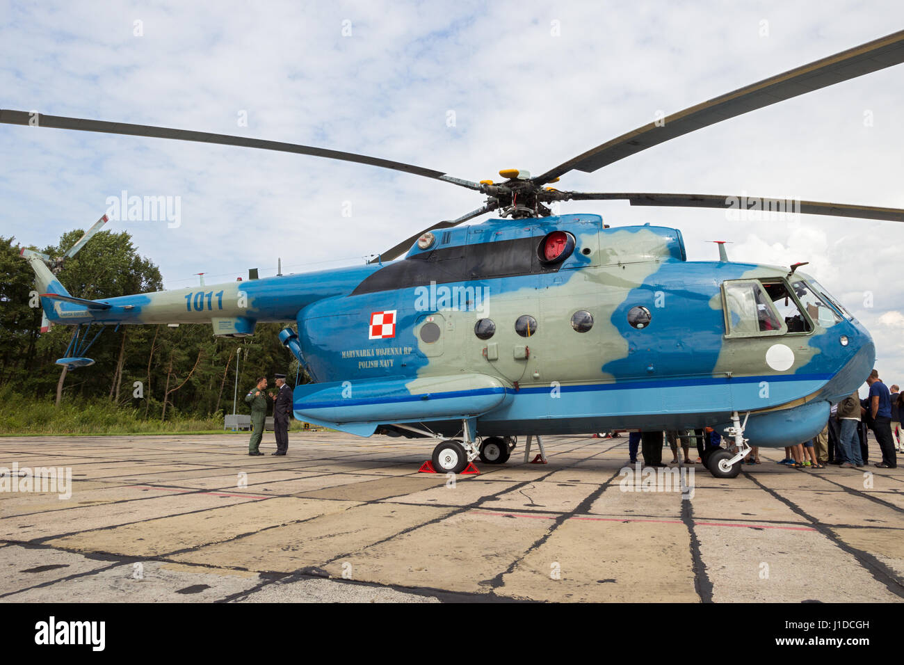 DARLOWO, POLOGNE - Aug 22, 2014 : Marine Polonaise Mi-14 à l'hélicoptère anti-sous-là qu'est la base Darlowo. Banque D'Images