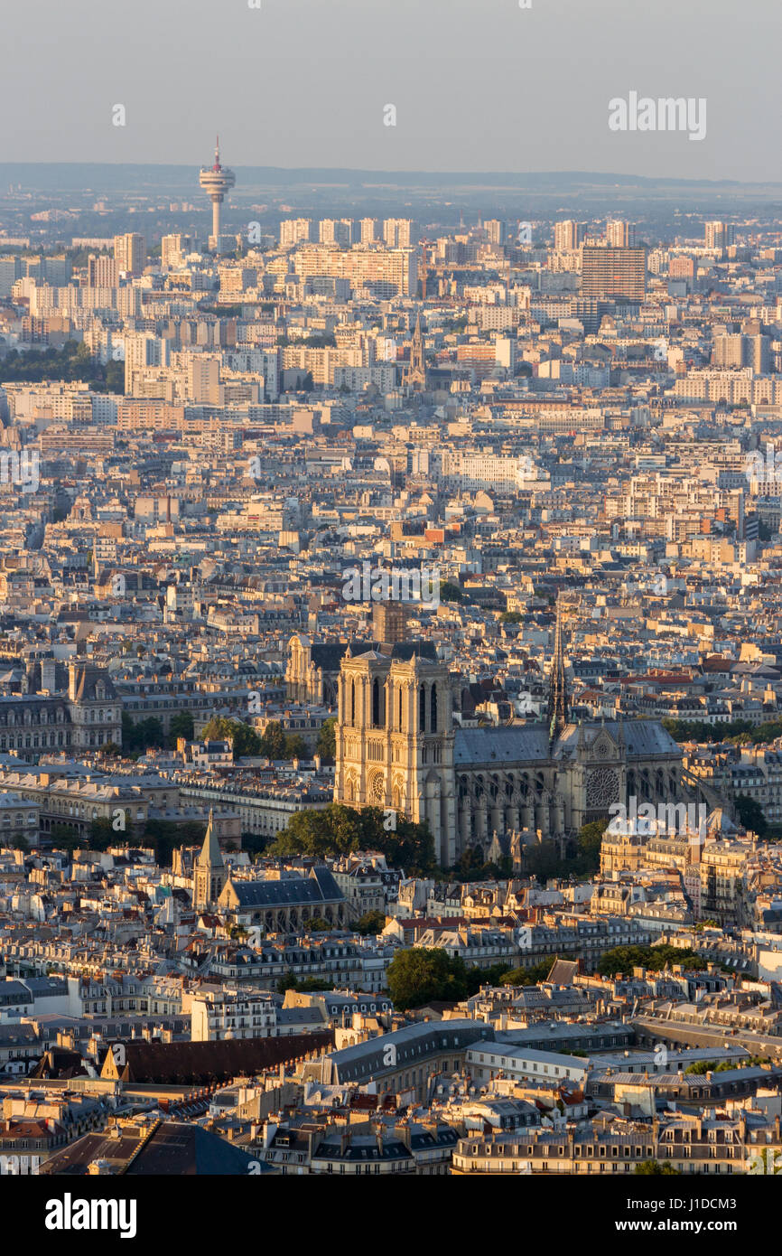 Vue aérienne le coucher du soleil avec la cathédrale Notre-Dame de Paris. Banque D'Images