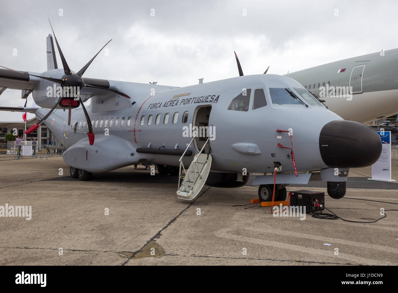 PARIS-LE BOURGET - JUN 18, 2015 : Armée de l'Air portugaise EADS CASA C295 les avions de transport militaire à la 51ème International Paris Air Show. Banque D'Images