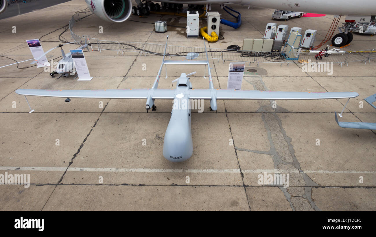 PARIS-LE BOURGET - JUN 18, 2015 : EADS drone UAV Harfangat la 51e International Paris Air Show. Harfang est une moyenne altitude et longue endurance syst d'UAV Banque D'Images