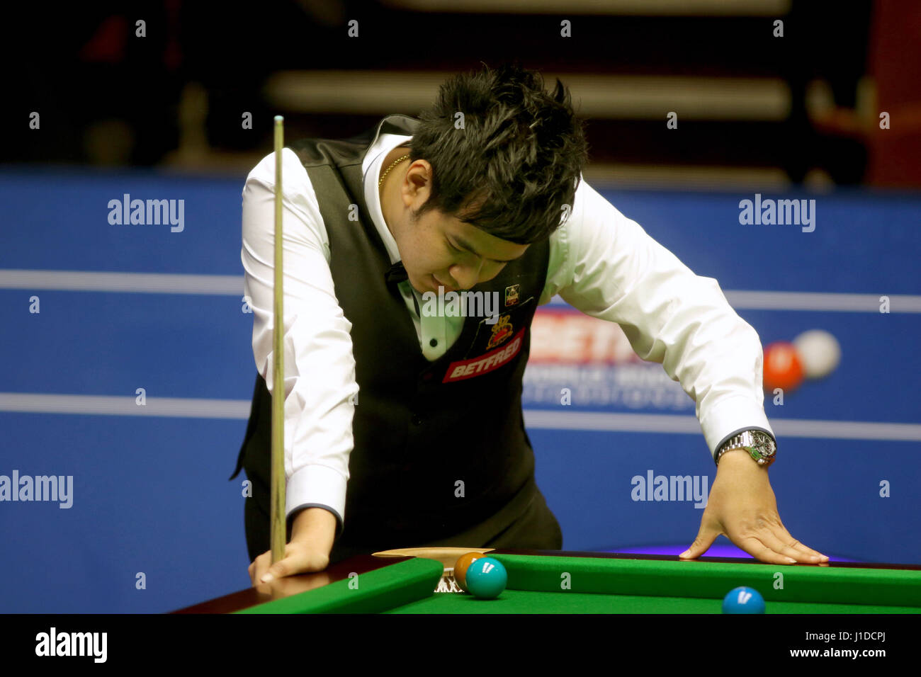 Noppon Saengkham durant la sixième journée des Championnats du monde de snooker Betfred le Crucble au théâtre, Sheffield. ASSOCIATION DE PRESSE Photo. Photo date : Jeudi 20 Avril, 2017. Voir l'histoire du monde de snooker PA. Crédit photo doit se lire : Richard Ventes/PA Wire Banque D'Images