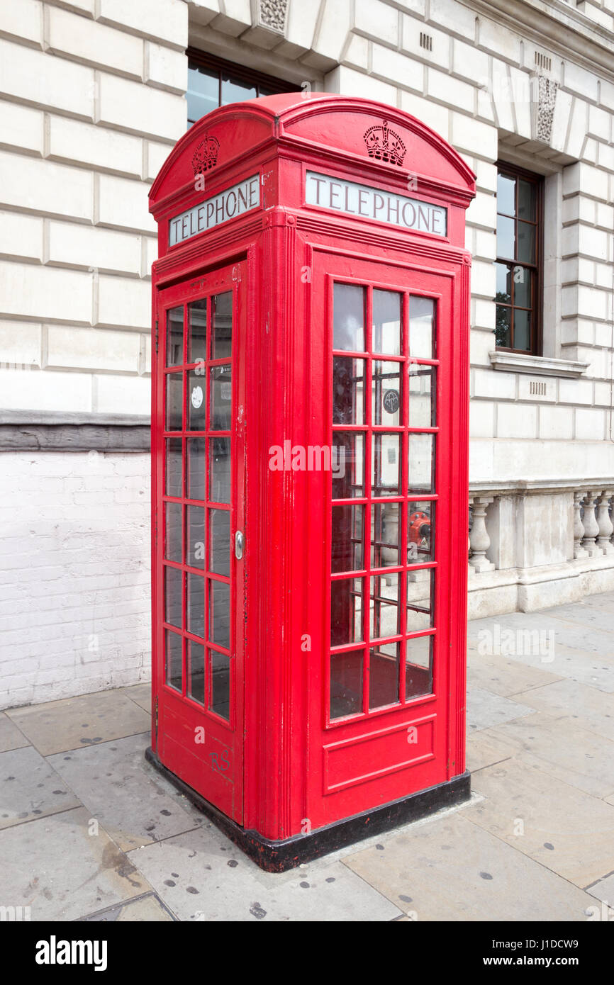 Boîte de téléphone rouge traditionnel à Londres. Banque D'Images