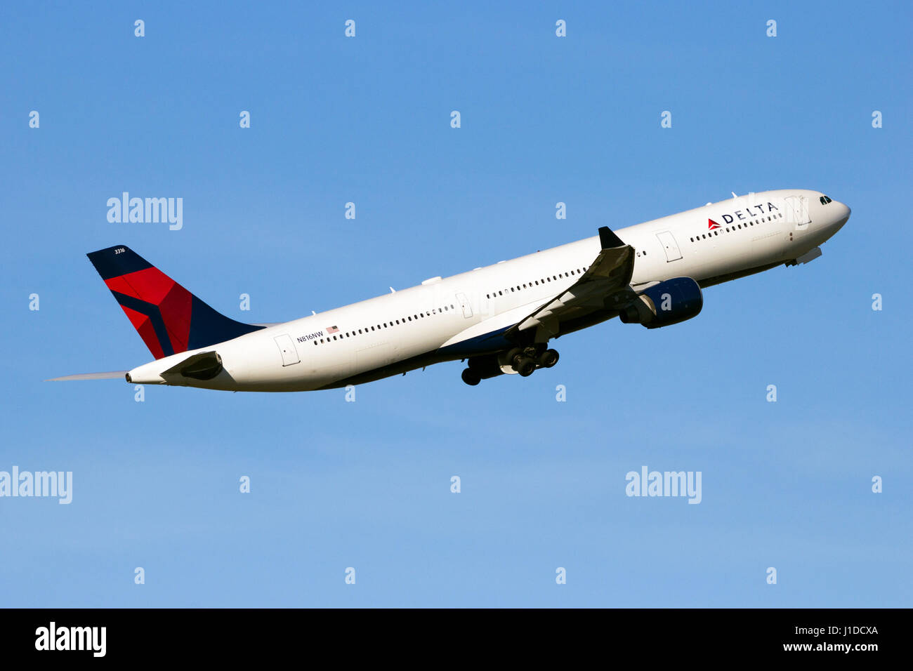 AMSTERDAM-Schiphol - 16 févr. 2016 : Delta Air Lines avion Airbus A330 aircaft décollant de l'aéroport de Schiphol Banque D'Images