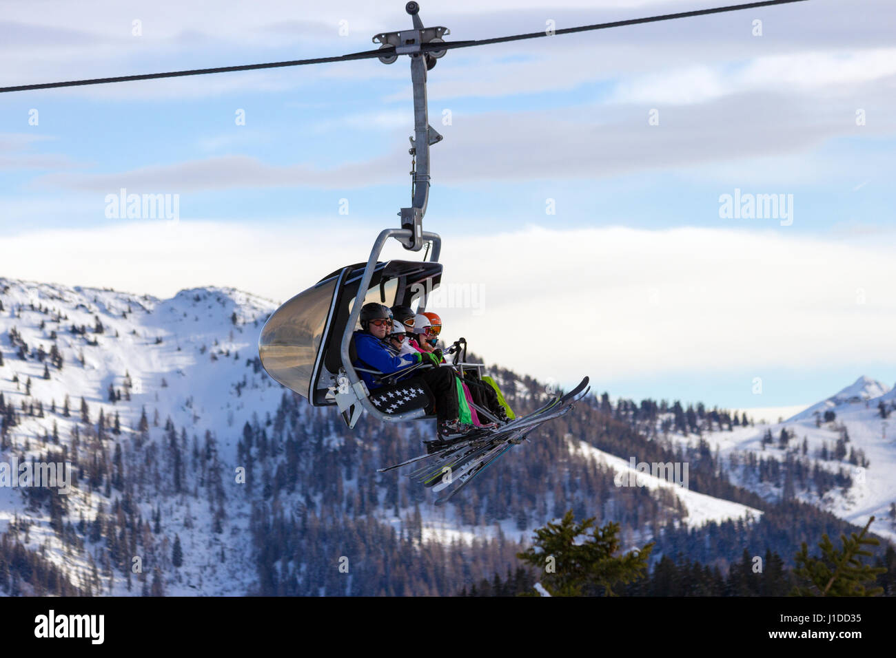 FLACHAU, AUTRICHE - DEC 27, 2012 Skieurs : sur un téléski à une piste à l'Austrial Alpes. Ces pistes sont une partie de l'Armada de ski, le plus grand réseau o Banque D'Images