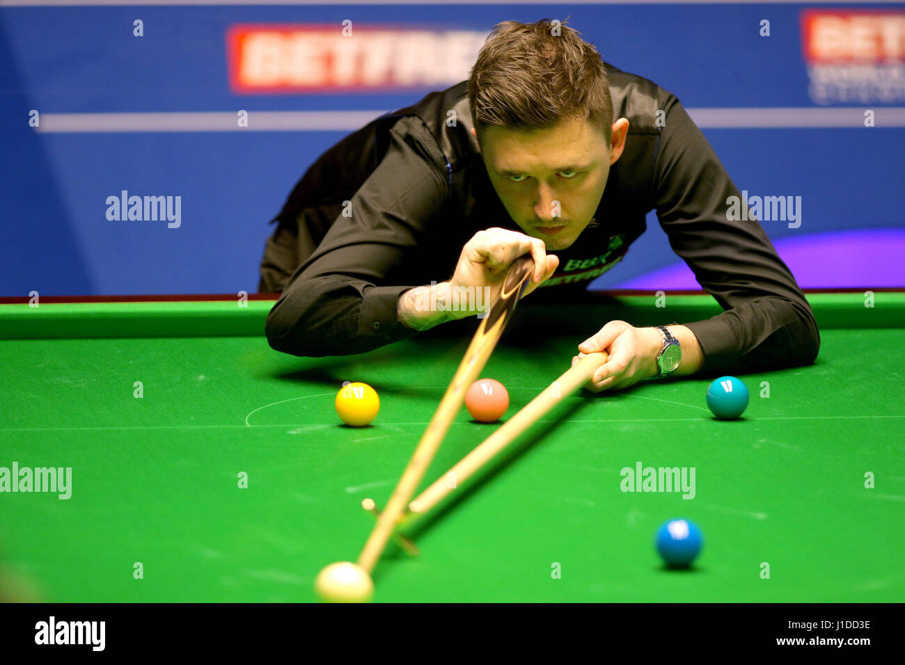 Kyren Wilson au cours de la sixième journée des Championnats du monde de snooker Betfred le Crucble au théâtre, Sheffield. ASSOCIATION DE PRESSE Photo. Photo date : Jeudi 20 Avril, 2017. Voir l'histoire du monde de snooker PA. Crédit photo doit se lire : Richard Ventes/PA Wire Banque D'Images