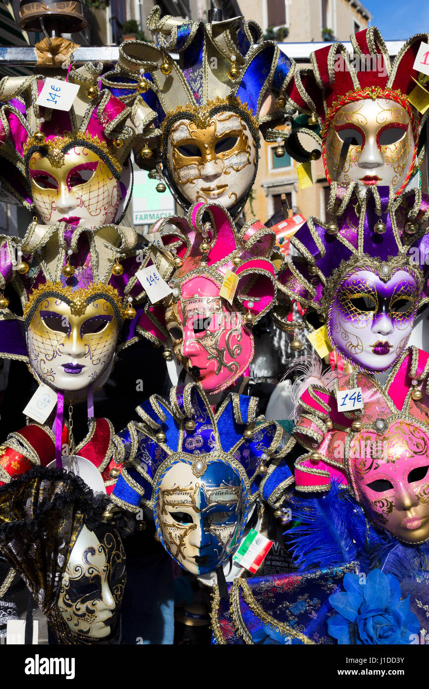 Venise, Italie - DEC 7, 2013 : les masques de carnaval vénitien à vendre à Venise. Banque D'Images