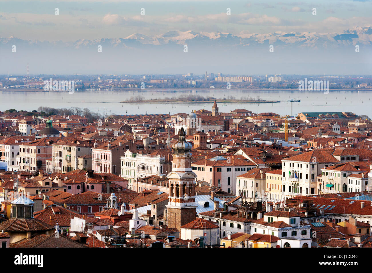 Vue sur Venise avec en arrière-plan les Alpes européennes. Banque D'Images