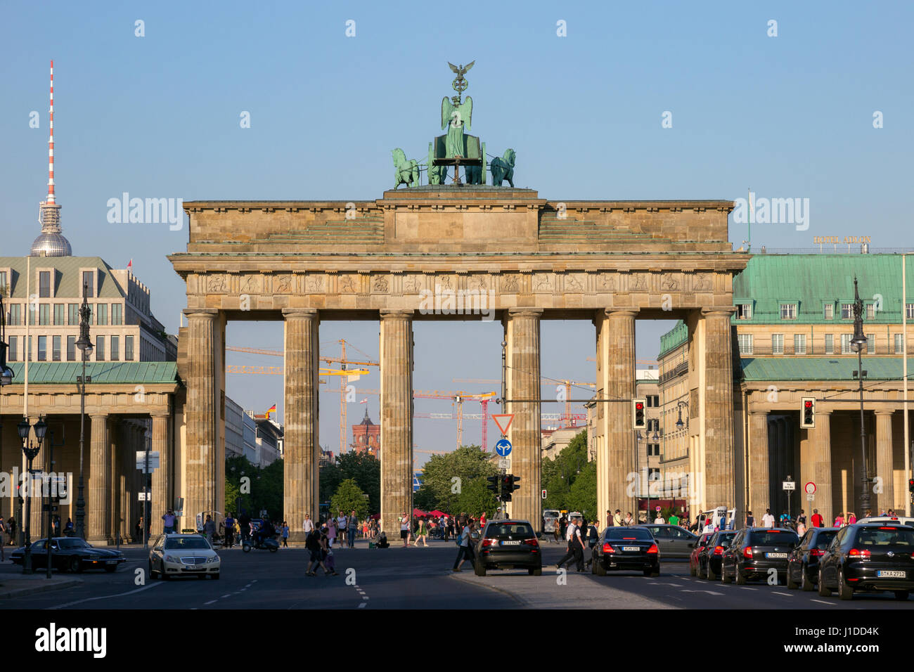 BERLIN, ALLEMAGNE - le 22 mai 2014 : vue sur la porte de Brandebourg à partir de à Berlin, Allemagne. Un 18e siècle de triomphe néoclassique à Berlin, l'un des th Banque D'Images