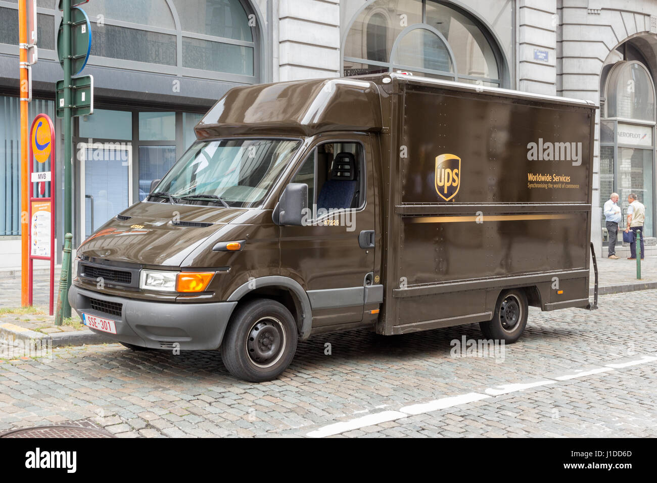 Bruxelles - le 30 juillet 2014 : conducteur de camion UPS offre des forfaits à Bruxelles. UPS est l'une des plus grandes entreprises de livraison de colis dans le monde entier avec 397 100 empl Banque D'Images