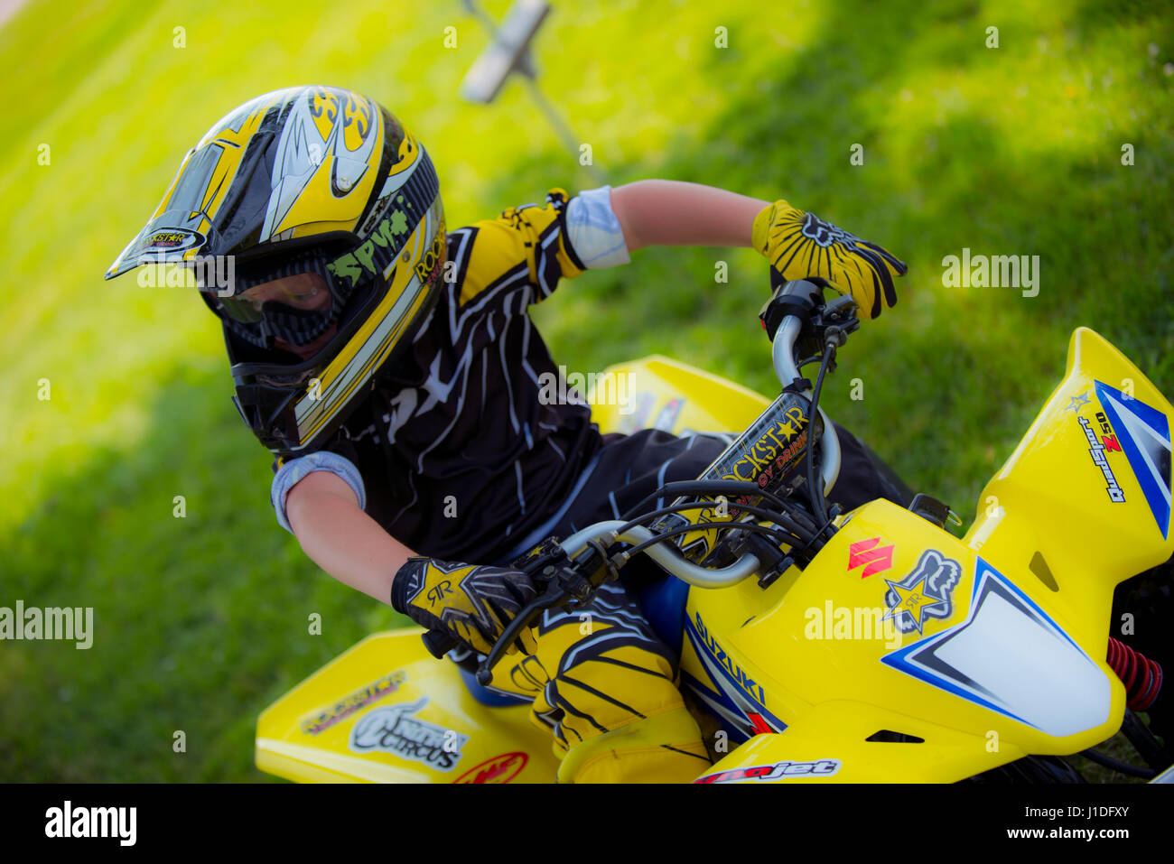 Jeune Garçon Sur Quatre Roues Quad Avec Casque Dans La Conduite De L