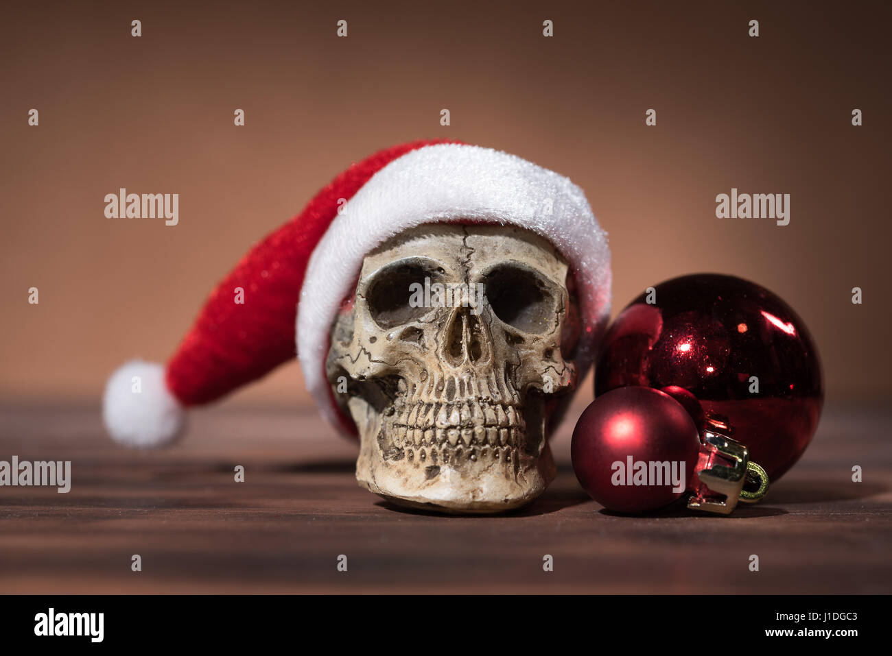 Nature Morte Avec Crane Rouge Et Le Pere Noel Des Boules De Noel Joyeux Noel Et Bonne Annee Concept Photo Stock Alamy