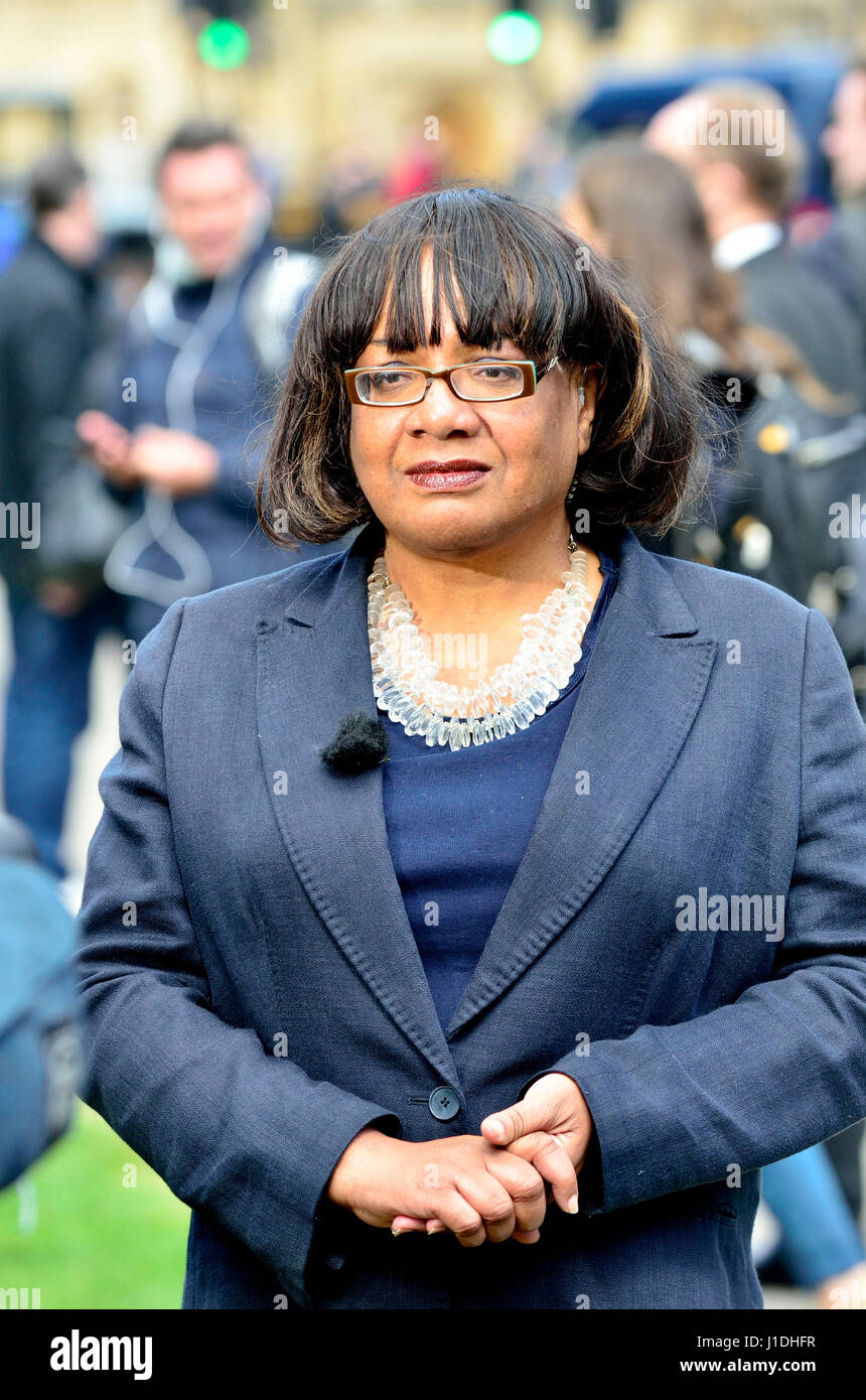 Diane Abbott MP (Travail : Hackney Nord et Stoke Newington) interviewé sur College Green, Westminster 18 Avril 2017 peu après une élection générale Banque D'Images