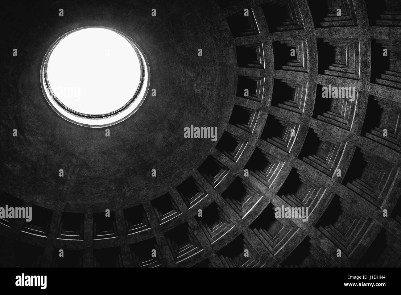 Vue intérieure de l'oculus (trou) et le dôme du Panthéon à Rome en noir et blanc. Banque D'Images