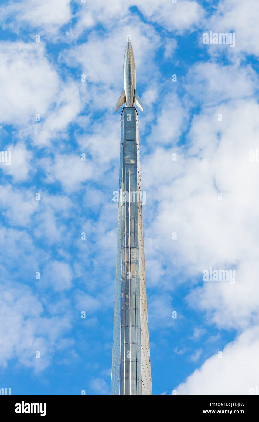 Vue rapprochée sur le fond de ciel du Monument des conquérants de l'espace de Moscou, Russie Banque D'Images