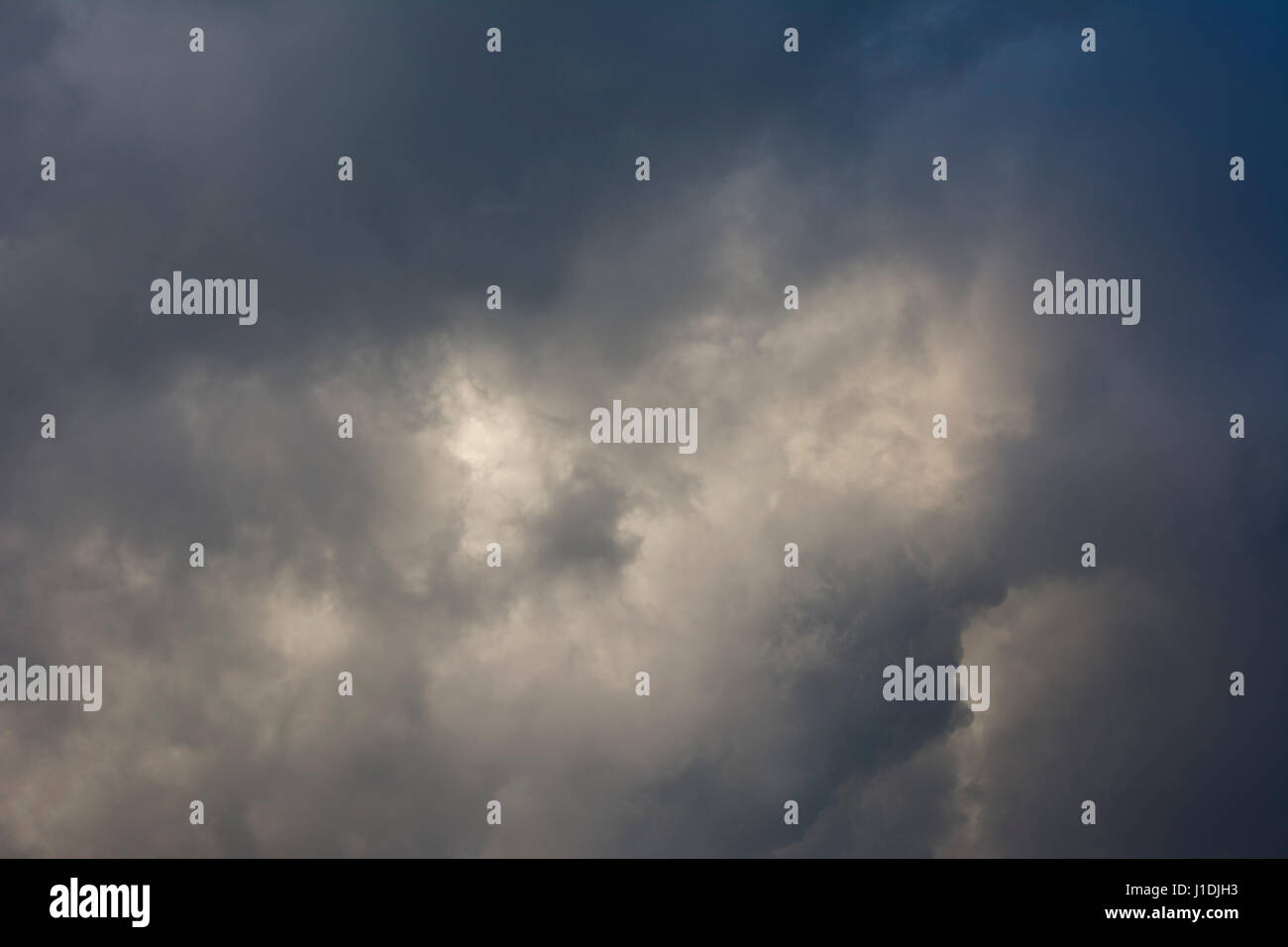 Nuage gris foncé sur un jour terne. Banque D'Images