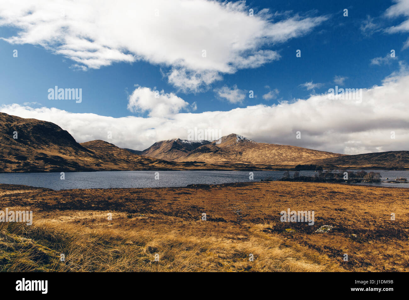 Paysage de Glencoe en Écosse le jour ensoleillé, ciel bleu. Highlands écossais. Banque D'Images