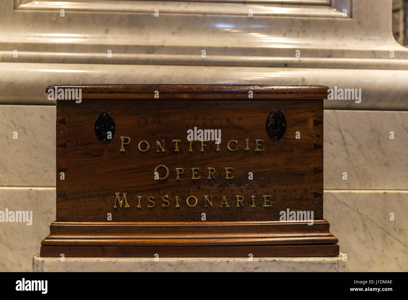 Cité du Vatican, Cité du Vatican - 4 janvier 2017 : un don fort pour les missionnaires dans l'intérieur de la Basilique Papale de Saint Pierre dans la Cité du Vatican Banque D'Images