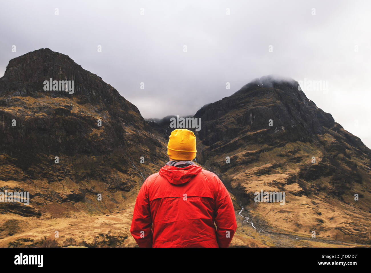 Homme debout dans les montagnes à Glencoe, en Écosse. Banque D'Images