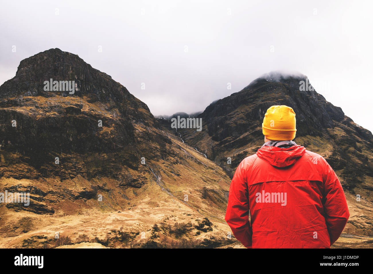 L'homme marchant à Glencoe, en Écosse. Banque D'Images