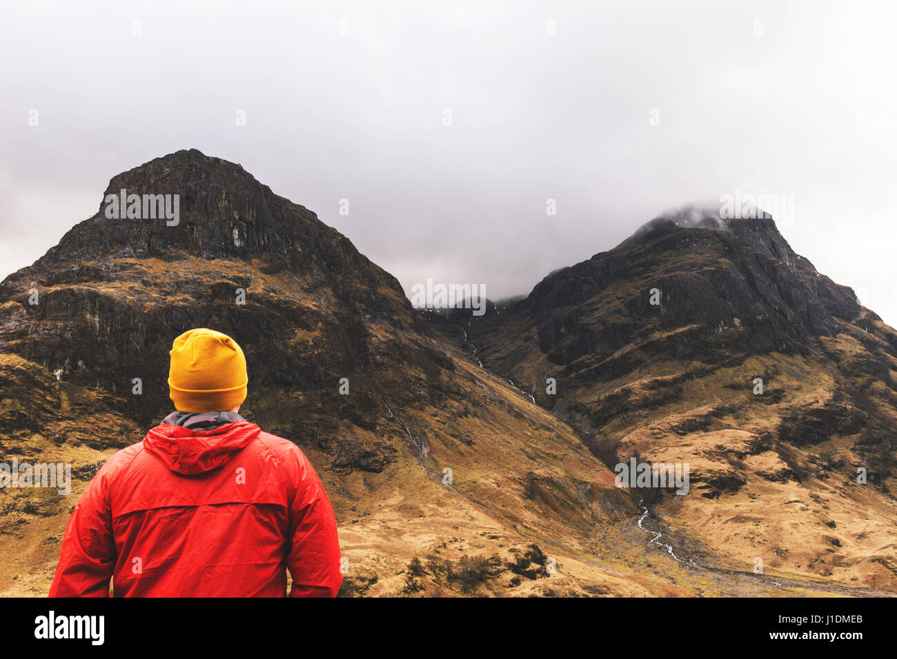Homme marchant dans les montagnes à Glencoe, en Écosse. Banque D'Images