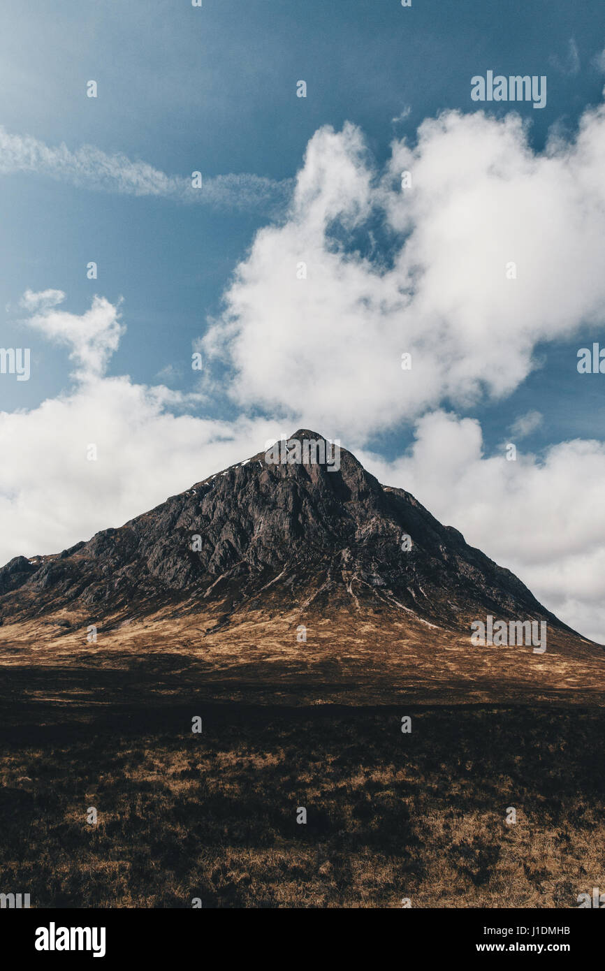 Glen Etive mountain à Glencoe Ecosse le jour ensoleillé, ciel bleu. Scottish Highlands Banque D'Images