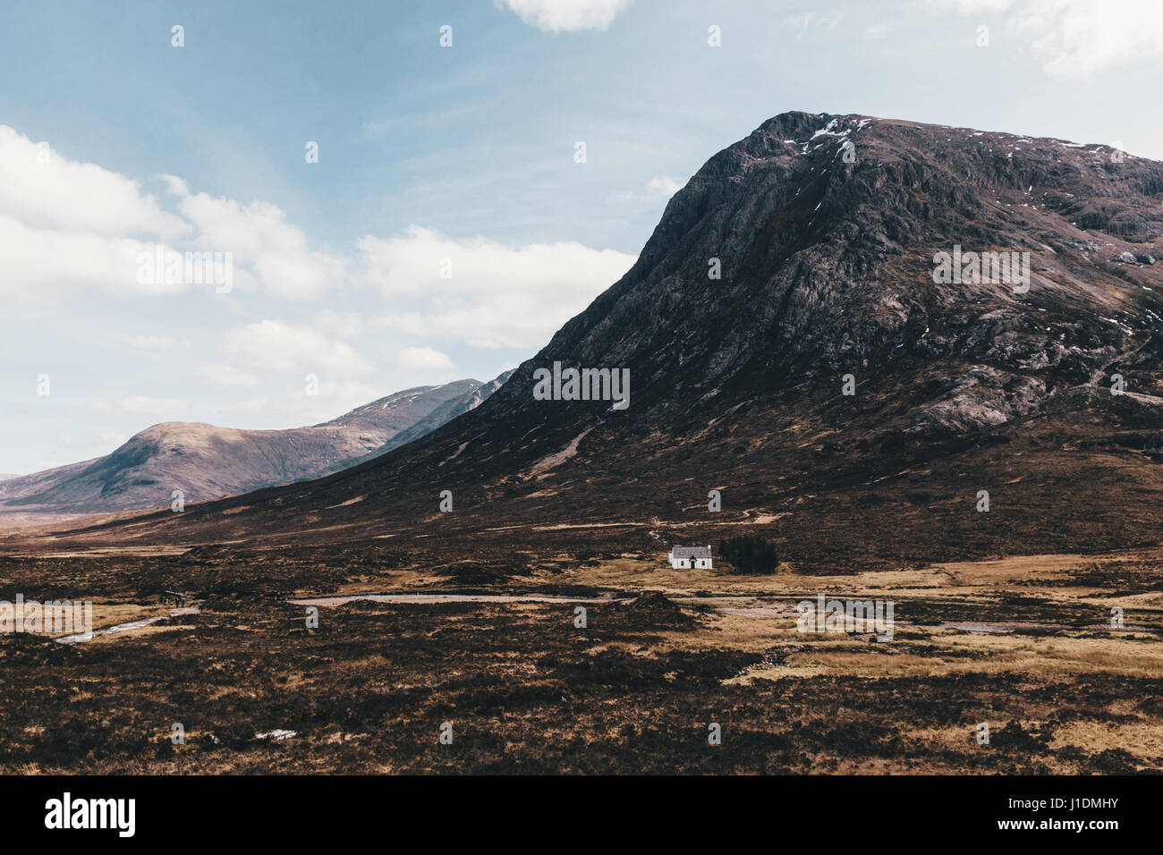 Sur les montagnes de Glencoe journée ensoleillée avec ciel bleu en Ecosse. Scottish Highlands Banque D'Images