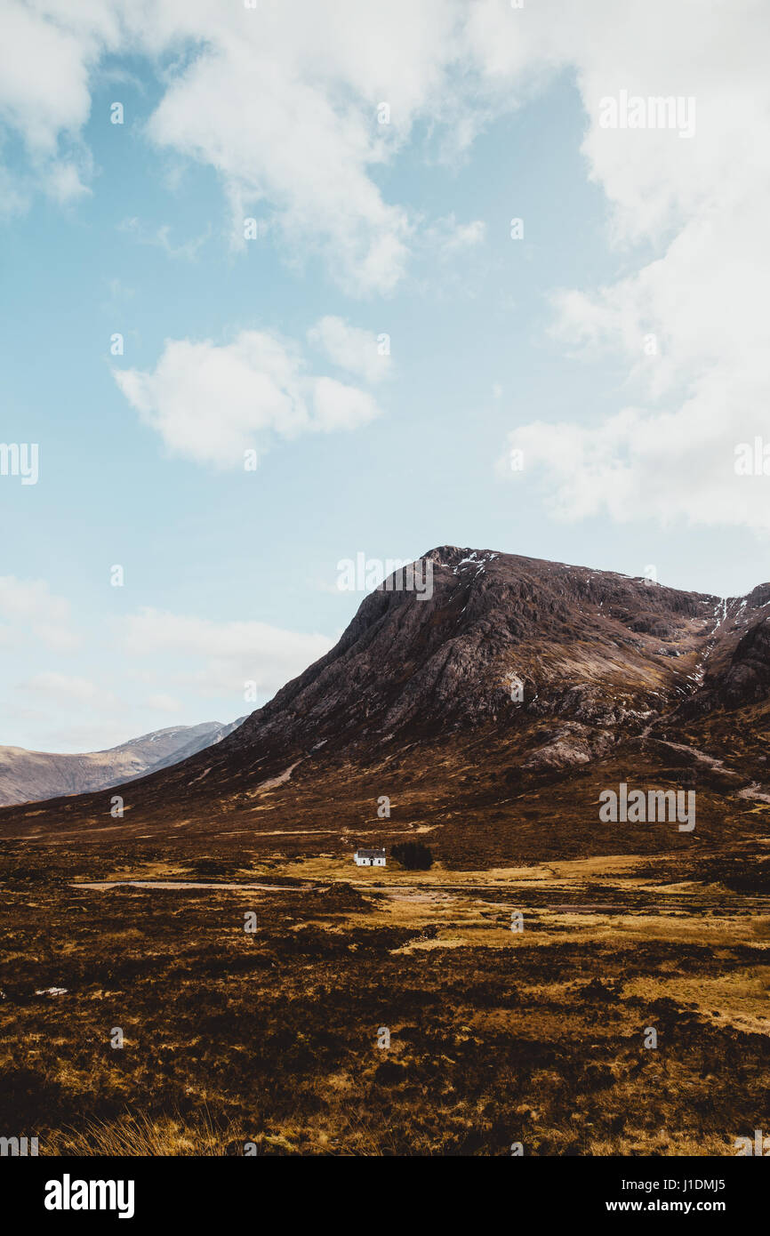 Sur les montagnes de Glencoe journée ensoleillée avec ciel bleu en Ecosse. Scottish Highlands Banque D'Images