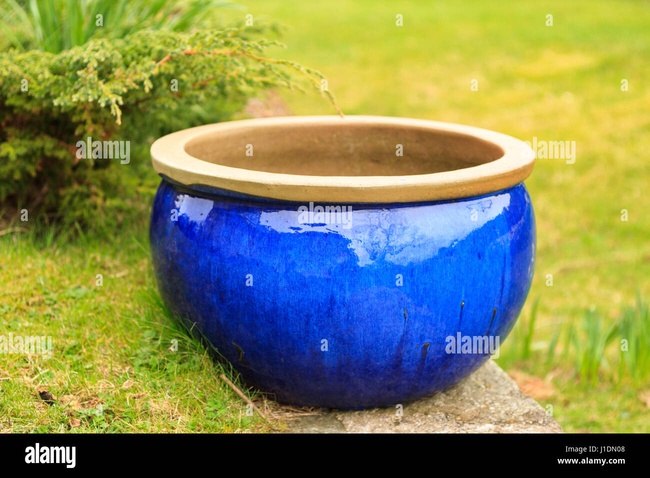 Pot de jardin bleu Banque de photographies et d'images à haute résolution -  Alamy