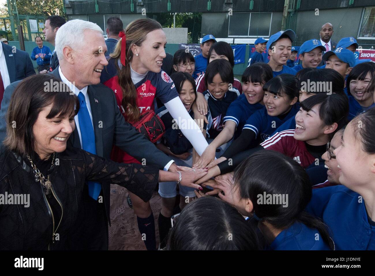 Le Vice-président américain Mike Pence sa femme Karen, gauche, rencontrer les jeunes Japonais baseball et softball softball joueurs accompagnés par American star Monica Abbott, centre, 19 avril 2017 à Tokyo, Japon. Banque D'Images