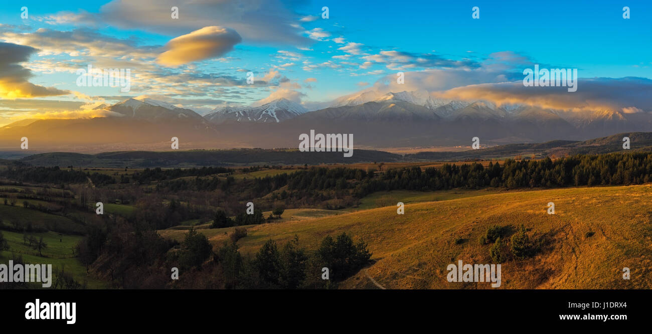 Voyage Vacances d'hiver panoramique de montagnes en arrière-plan la nature des pics de Neige et ciel bleu avec des nuages, gros plan, Pirin Bulgarie Banque D'Images