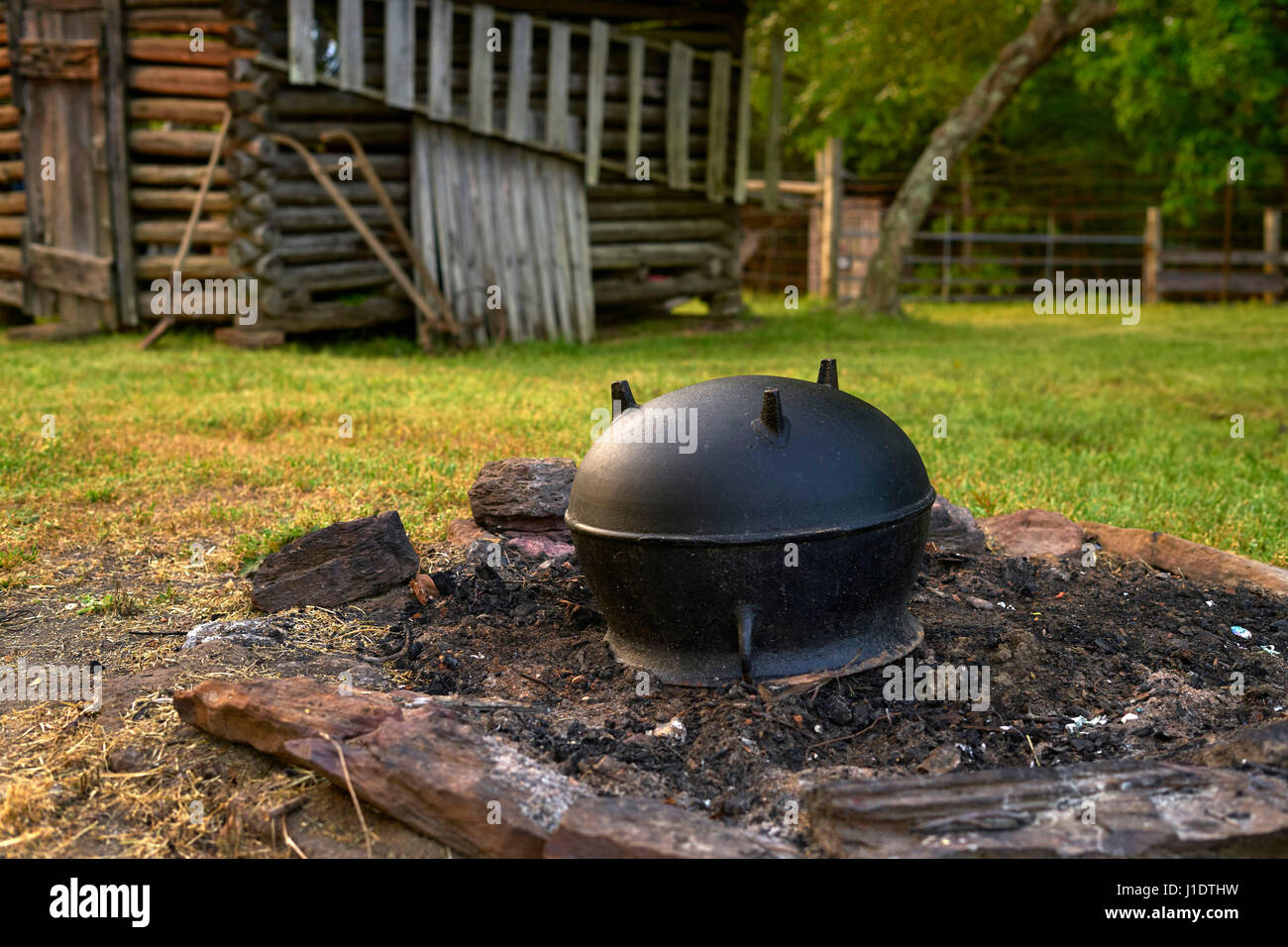 La cuisson sur un feu ouvert dans un pot en fonte utilisée pour être la norme, mais qui a donné à beaucoup plus de la technologie moderne d'aujourd'hui. Banque D'Images