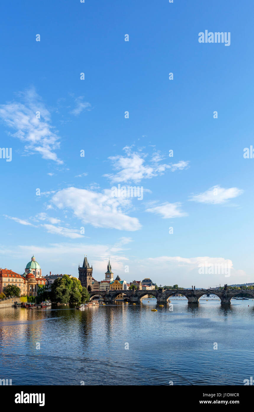 Prague. Vltava en regardant vers le pont Charles en fin d'après-midi / début de soirée, Prague, République Tchèque Banque D'Images